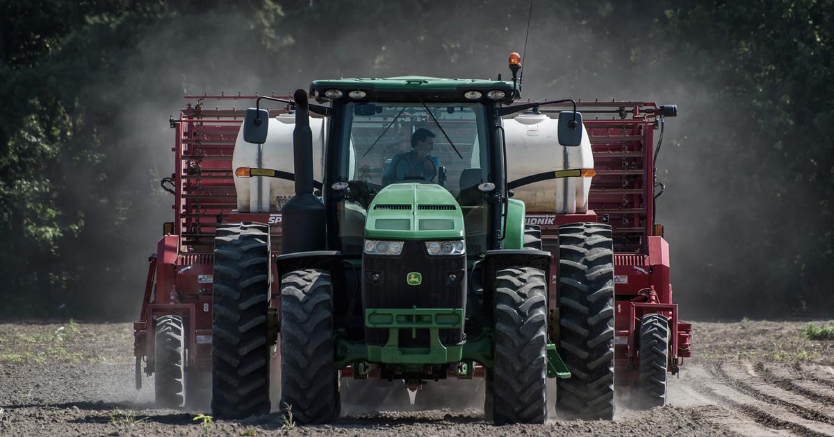 Tractor pulling an ACCU planter